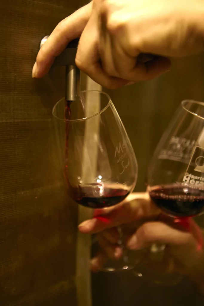 Domaine de Bannières - Un verre de vin rouge servi à la dégustation