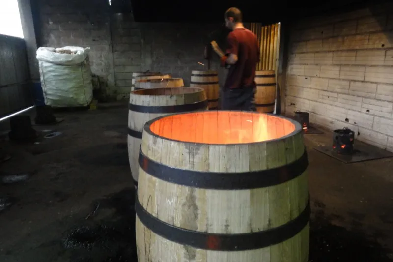 Domaine de Beyssac - Chauffe des barriques chez le tonnelier marmandais