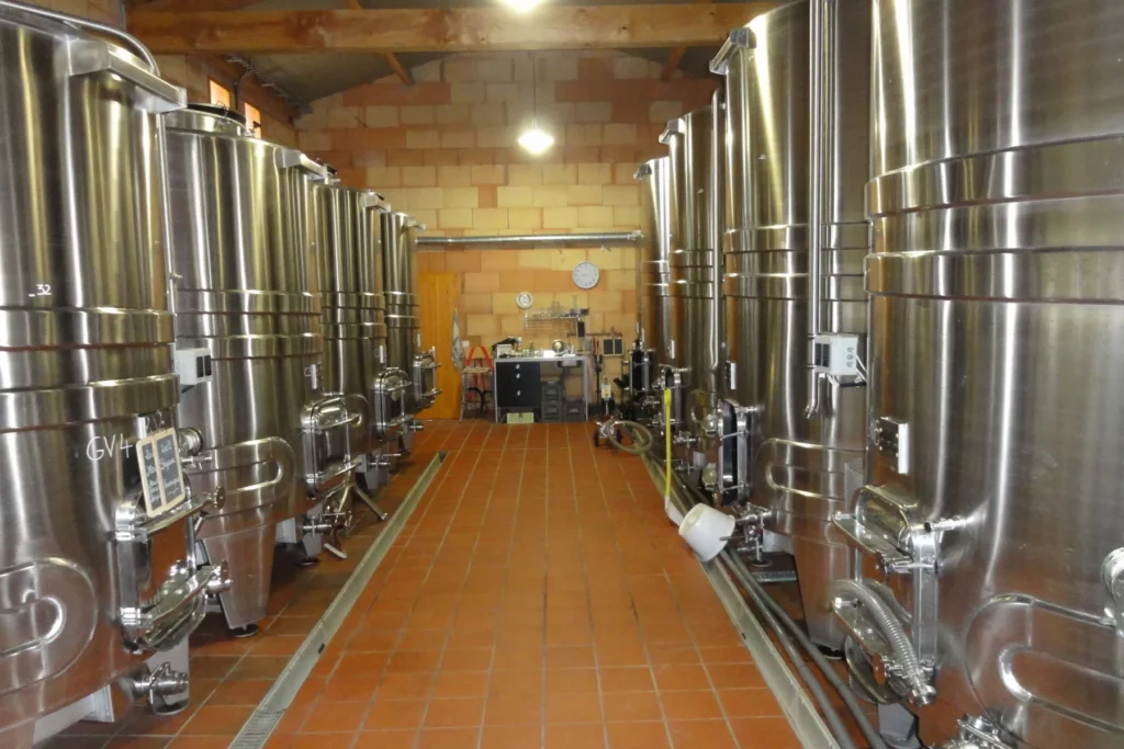 Domaine de Beyssac - Le cuvier et ses cuves inox thermorégulées
