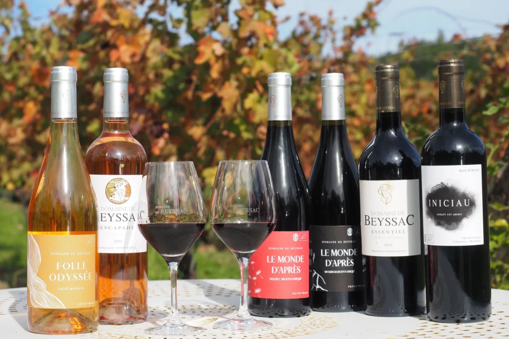 Domaine de Beyssac - La gamme des vins sur une table au milieu des vignes