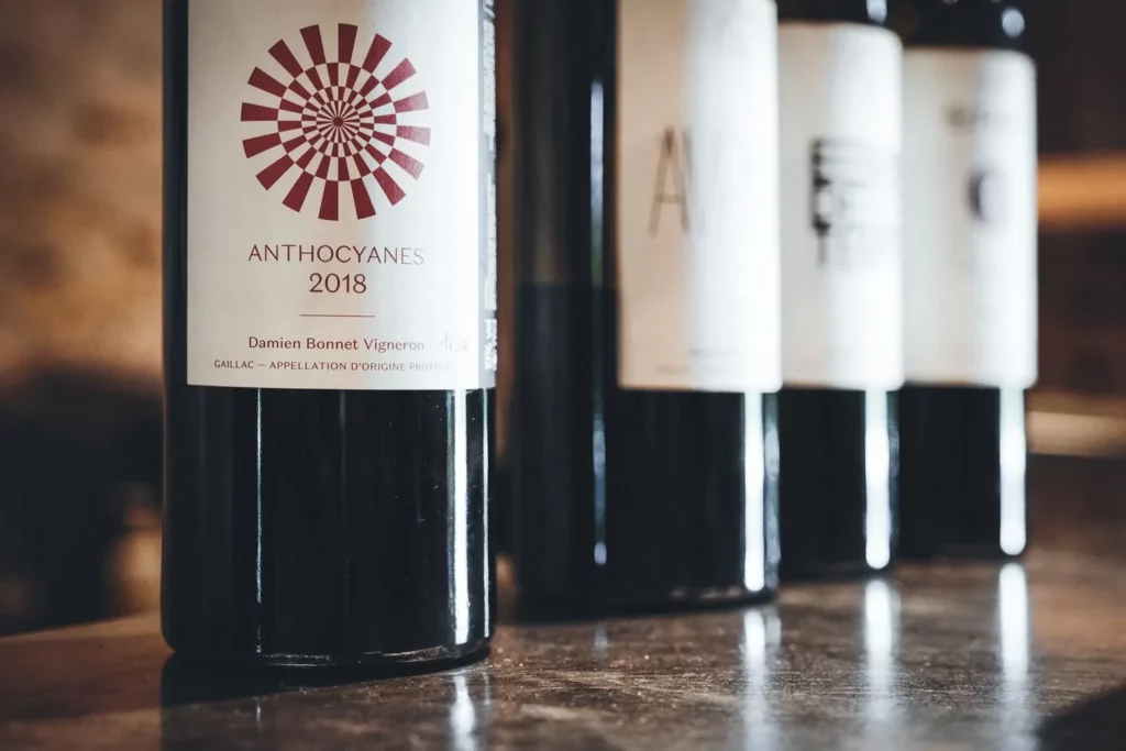 Domaine de Brin - Bouteilles de la gamme alignées sur le comptoir, Anthocyanes au premier plan