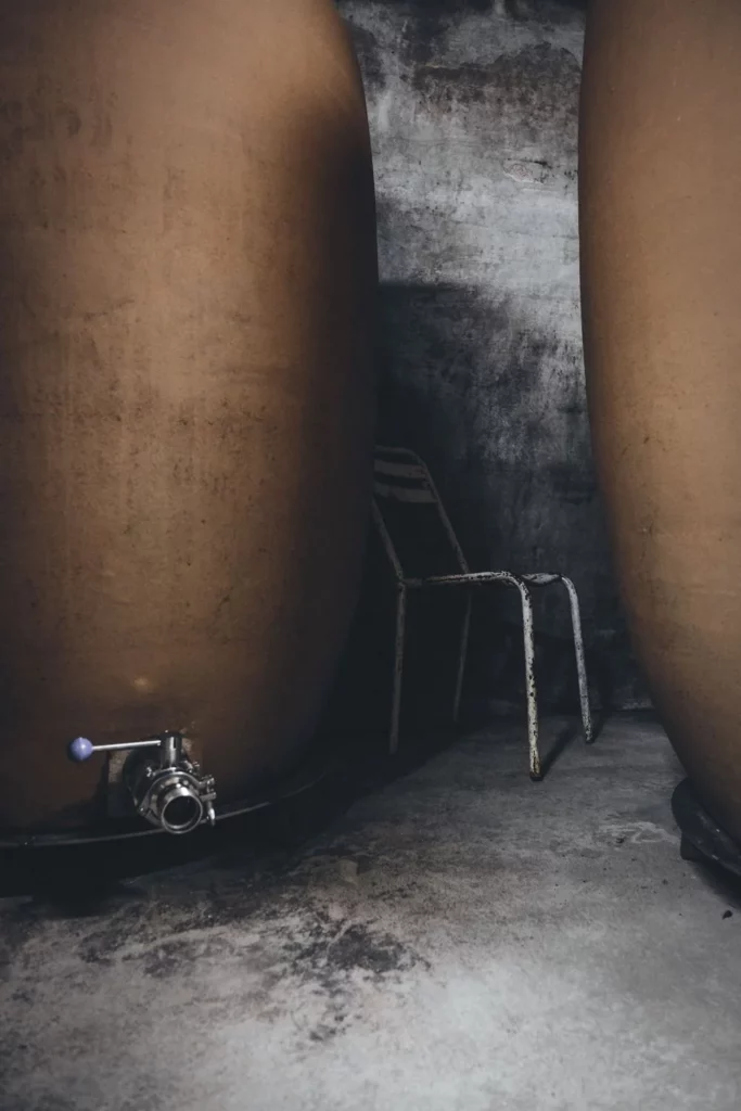 Domaine de Brin - Jarres de grès dans la pénombre de la cave
