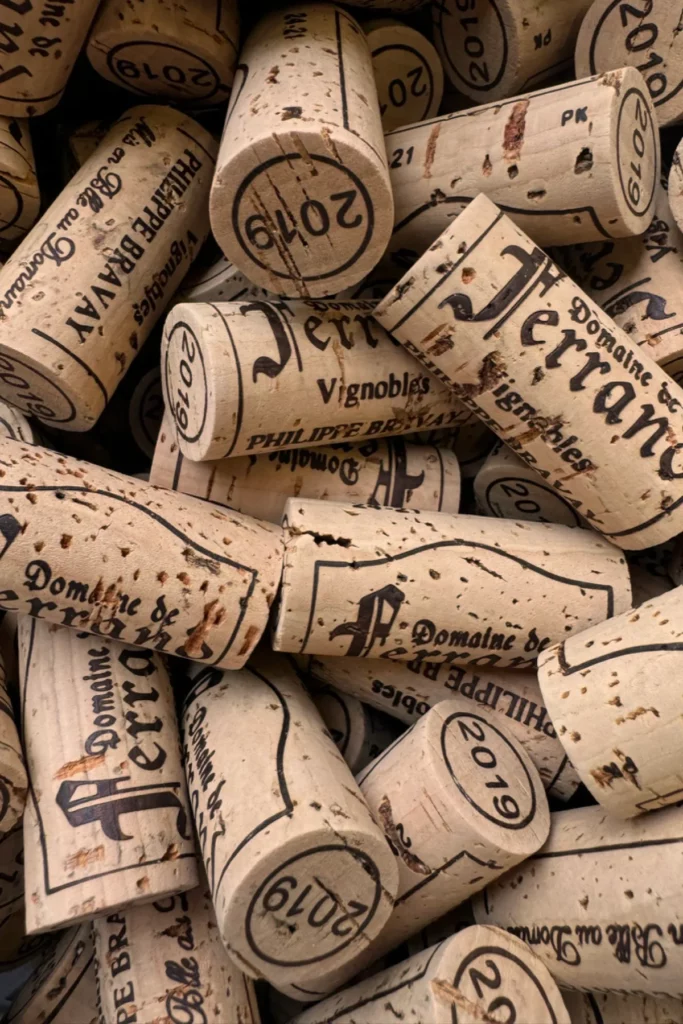 Domaine de Ferrand - Bouchons marqués au nom du domaine et au millésime 2019