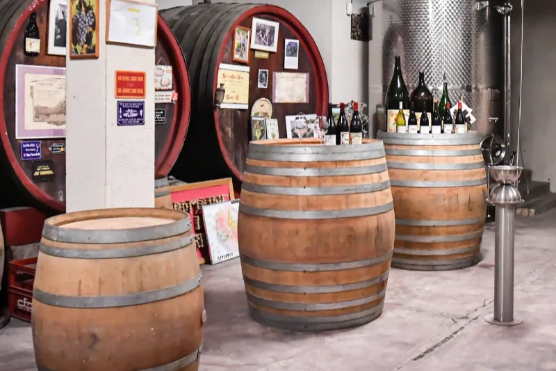 Domaine de Ferrand - Foudres, fûts et cuve inox dans le chai
