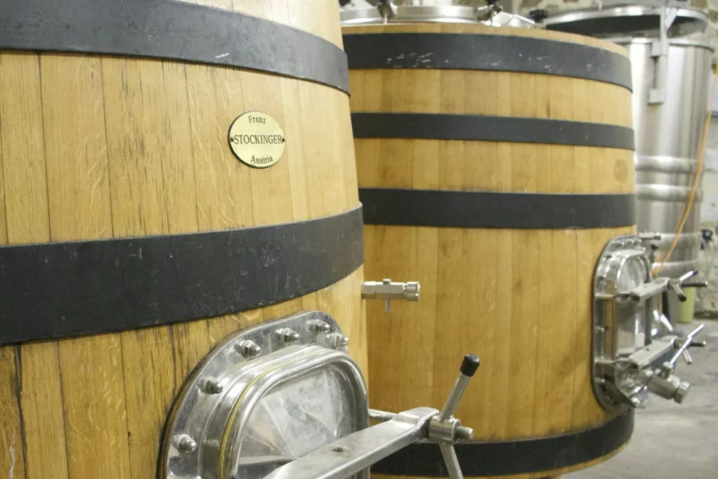 Domaine de l’Horizon - Cuves tronconiques en bois cerclées de noir dans le chai