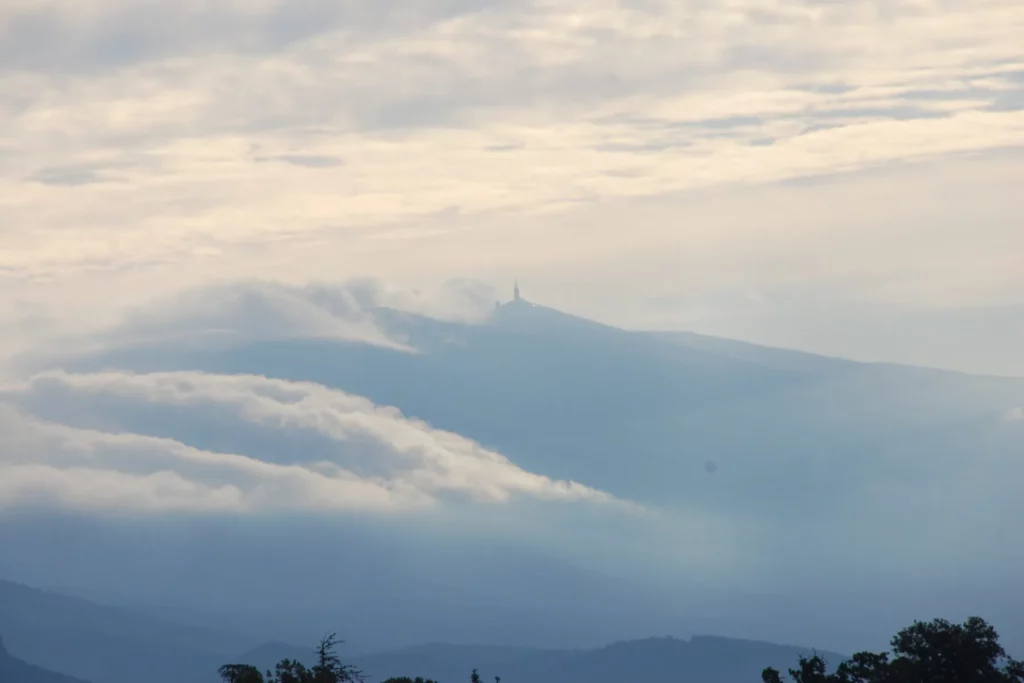 Domaine de l’Oiselet - Le sommet du mont Ventoux émergeant de la brume