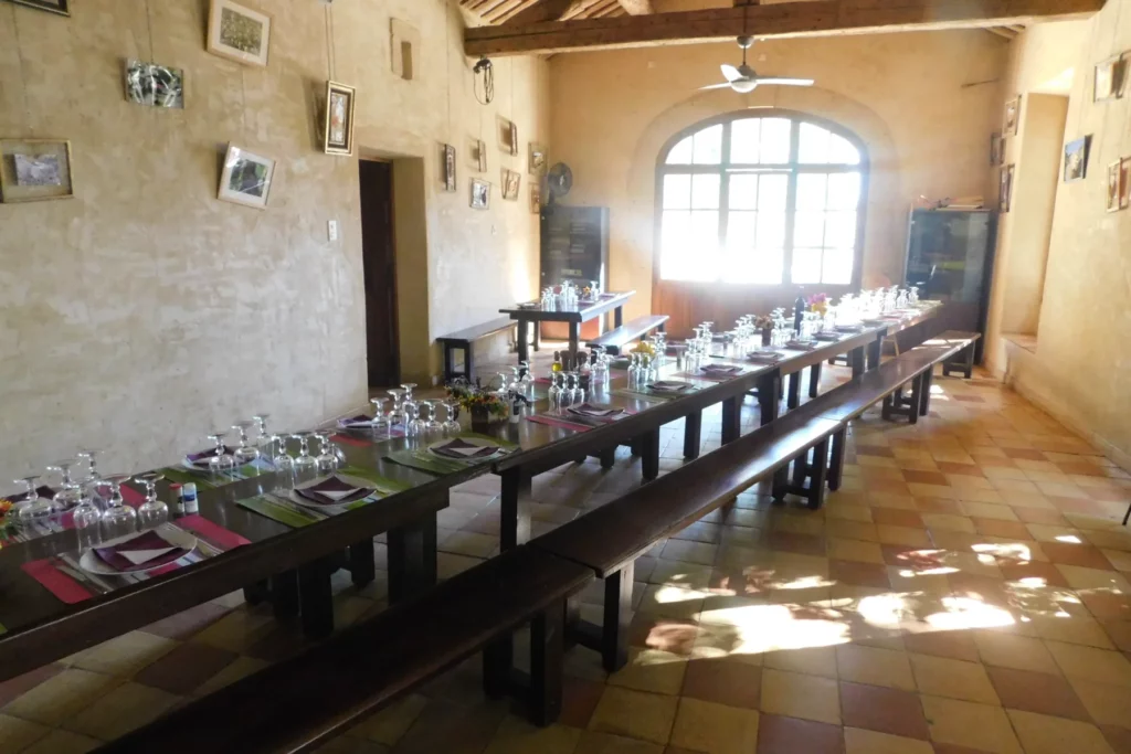 Domaine de l’Oiselet - La grande salle d’accueil, tables dressées sous la charpente