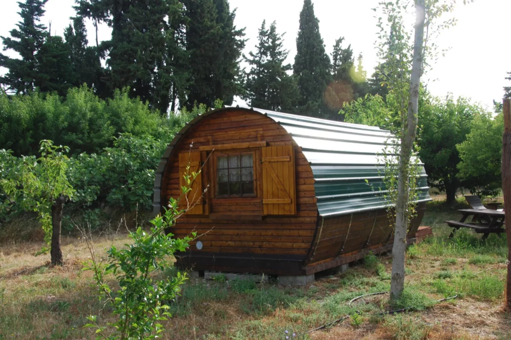 Domaine de l’Oiselet - Un second tonneau aux volets ouverts, sous les arbres du verger