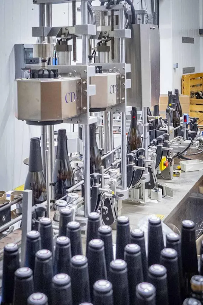 Domaine de la Belière - La chaîne de mise en bouteille et les bouteilles vides