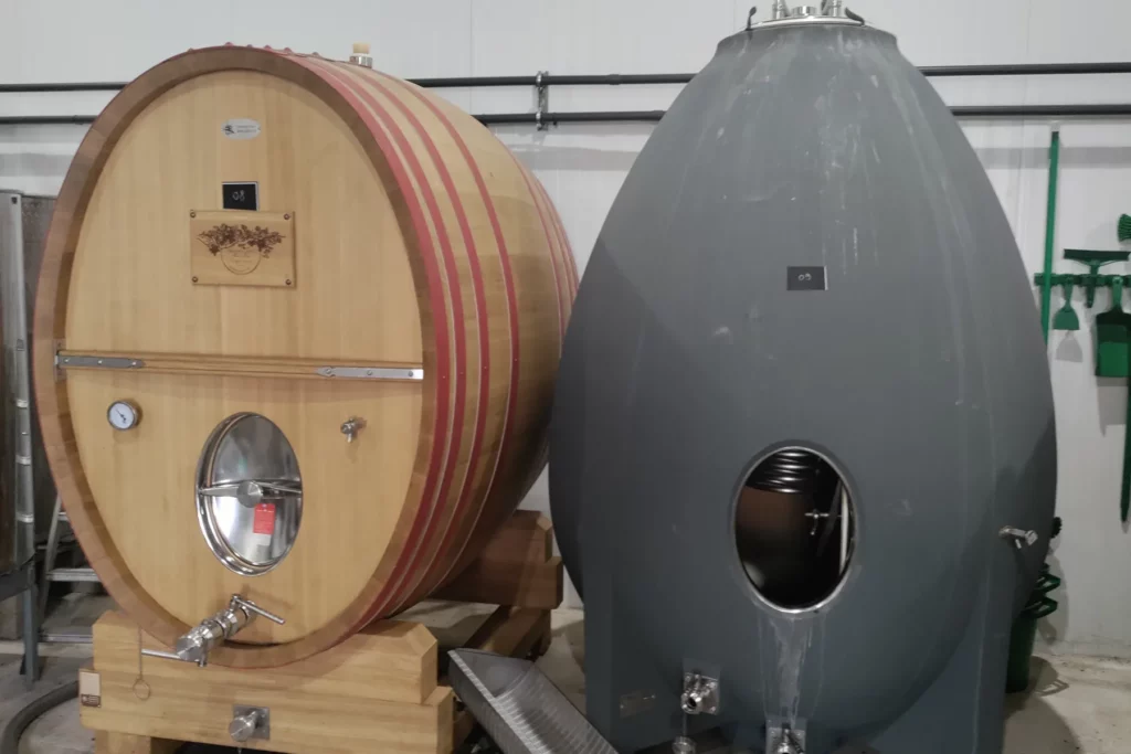 Domaine de la Cozanne - Foudre de chêne et Œuf de Beaune en béton dans la cuverie