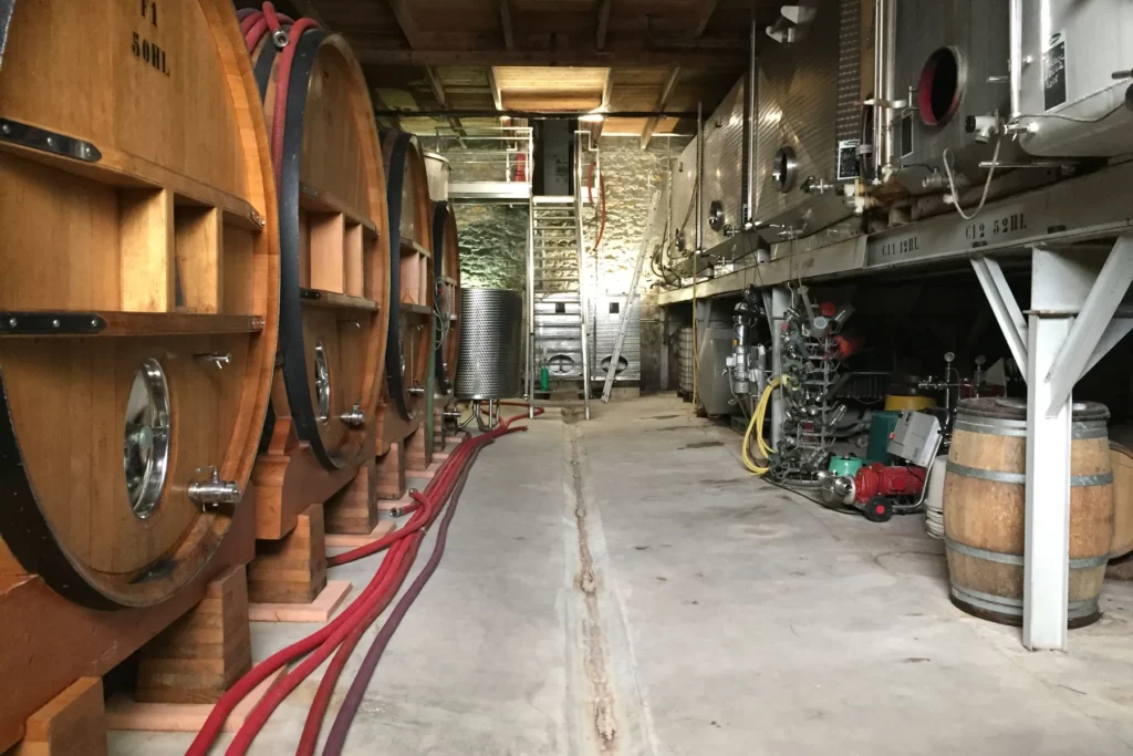 Domaine de la Garenne - Foudres de chêne alignés dans la cave