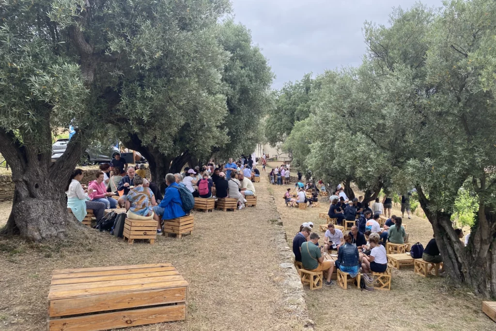 Domaine de la Garenne - Soirée au domaine, tablées sous les oliviers