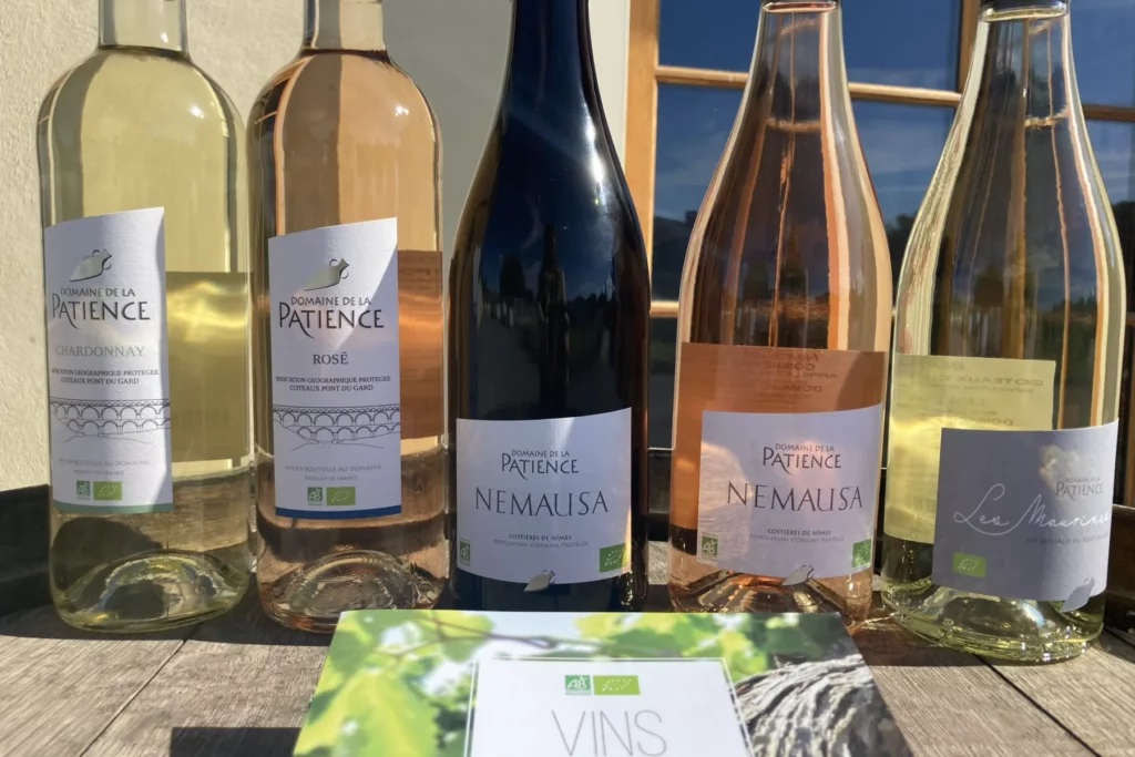 Domaine de la Patience - Blancs, rosés et rouge du domaine alignés sur une table en bois