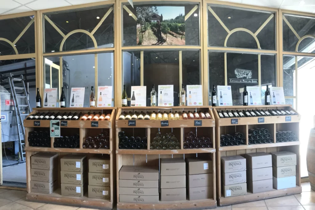 Domaine de la Patience - Rayonnages de bouteilles et cartons dans le caveau de vente