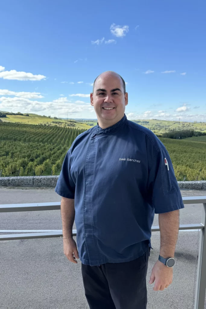 Domaine de la Pinte - Le chef Gaël Sanchez devant les vignes