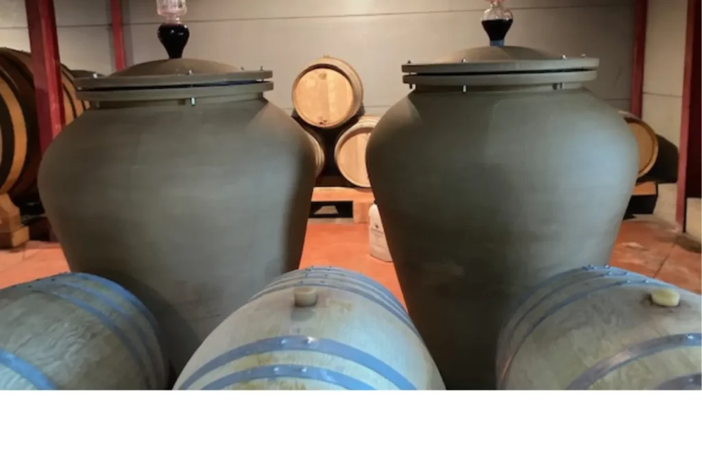 Domaine de la Ville Rouge - Deux amphores posées sur les barriques du chai