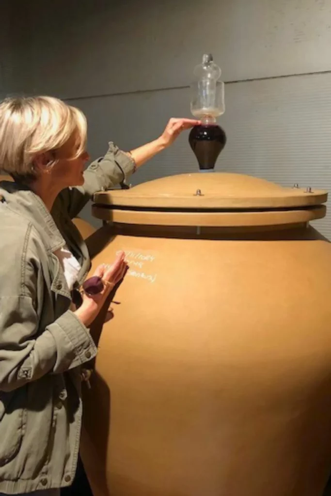 Domaine de la Ville Rouge - Audrey Girard prélève du vin à la pipette dans une amphore