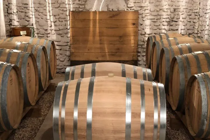 Domaine de Sarros - Cave aux murs de galets où vieillissent les barriques