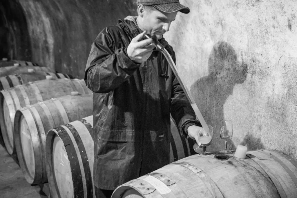 Domaine des 13 Lunes - Prélèvement à la pipette dans un fût de chêne en cave