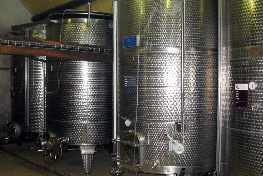 Domaine des Plantaz - Cuves en inox de la cave