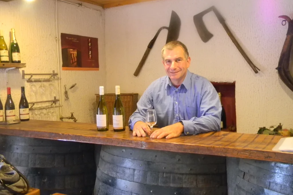 Domaine des Plantaz - Fabrice Gros derrière le comptoir de son caveau