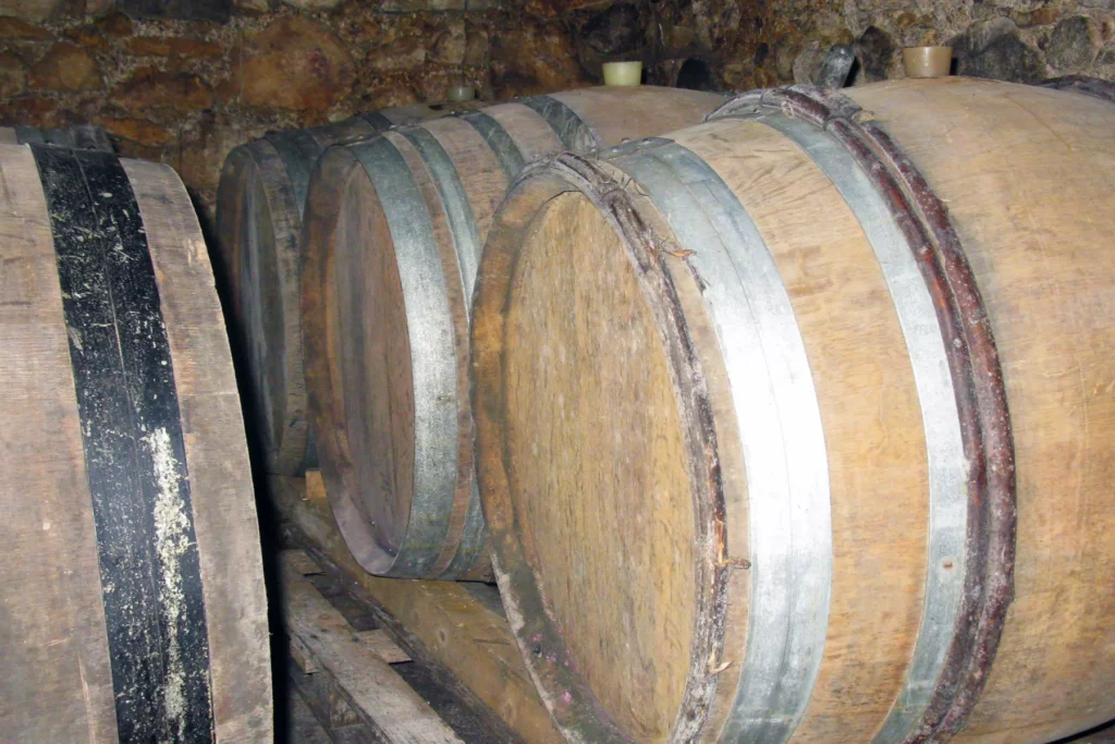 Domaine des Plantaz - Fûts de chêne couchés dans la cave