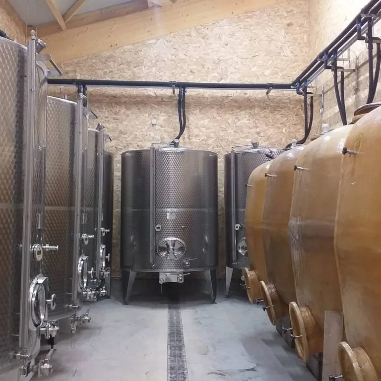 Domaine Giachino - La cuverie et ses cuves en inox
