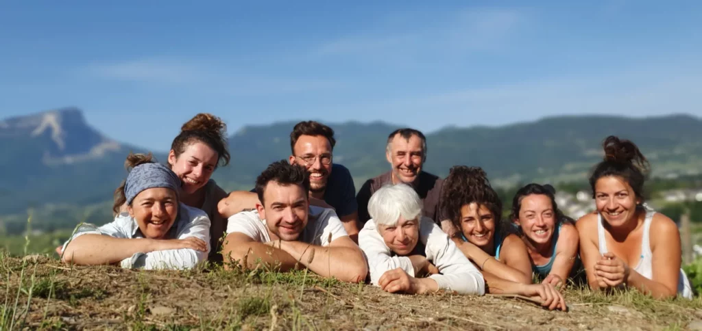 Domaine Gilles Berlioz - L’équipe du printemps 2022 allongée dans l’herbe au-dessus des vignes