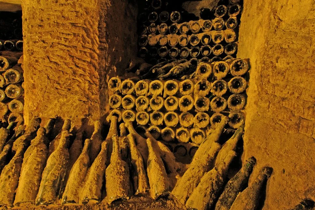 Domaine Jean-Bernard Métais - Vieilles bouteilles empilées dans une niche du tuffeau