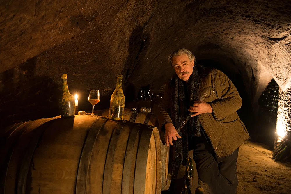 Domaine Jean-Bernard Métais - Jean-Bernard Métais à la lueur des bougies, entre fûts et bouteilles