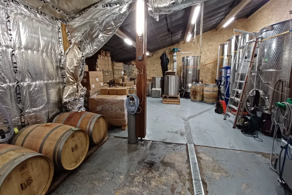 Domaine La Valette - Barriques et cuves inox au chai de Bouloc