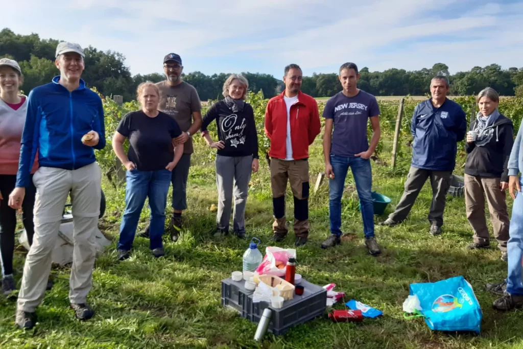 Domaine La Valette - Vendangeurs réunis entre les rangs, amis et famille