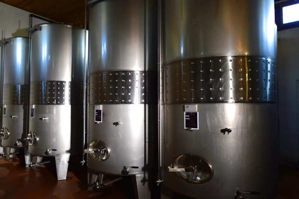 Domaine Leccia - Rangée de cuves inox thermorégulées dans le chai