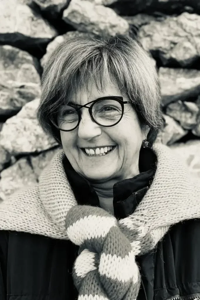 Domaine Leccia - Portrait d’Annette Leccia devant un mur de pierre