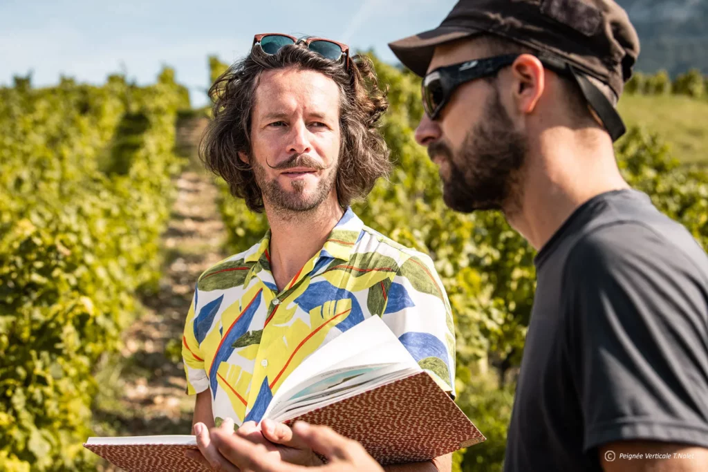 Domaine Ludovic Archer - Ludovic Archer et l’illustrateur Ben Bert, carnet de croquis en main, dans les vignes