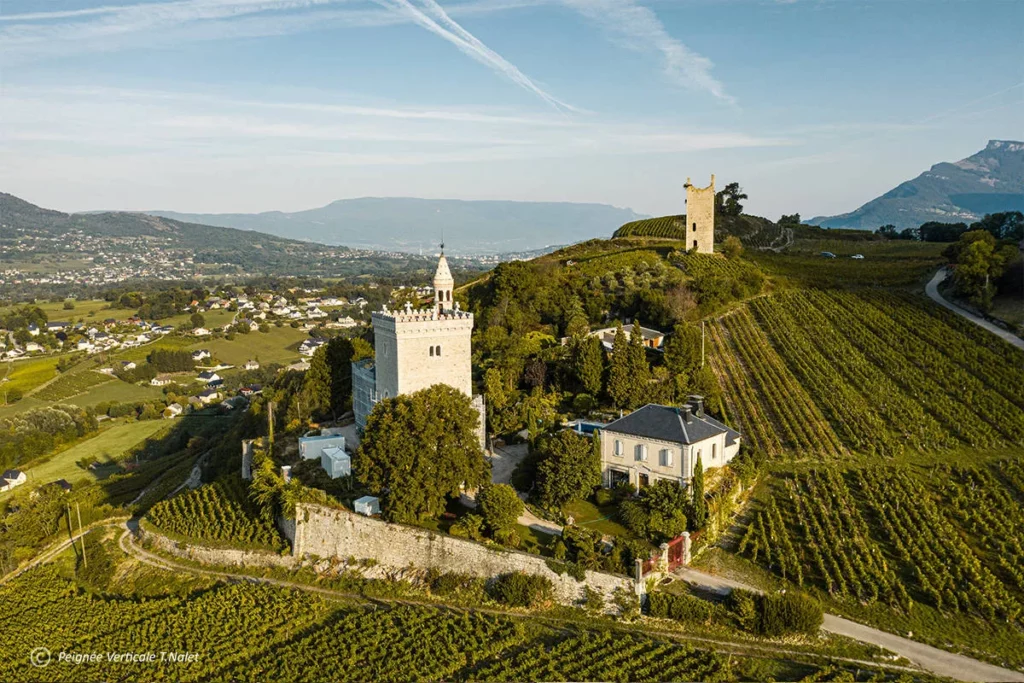 Domaine Ludovic Archer - Le vignoble de Chignin et ses tours médiévales vus du ciel