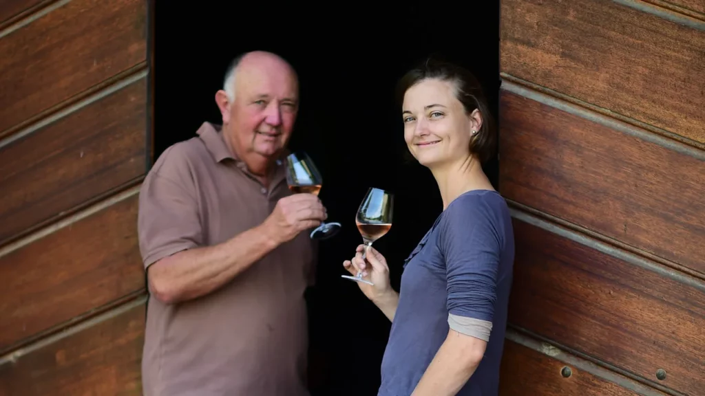 Domaine Maestracci - Deux verres de rosé levés à la porte de la cave