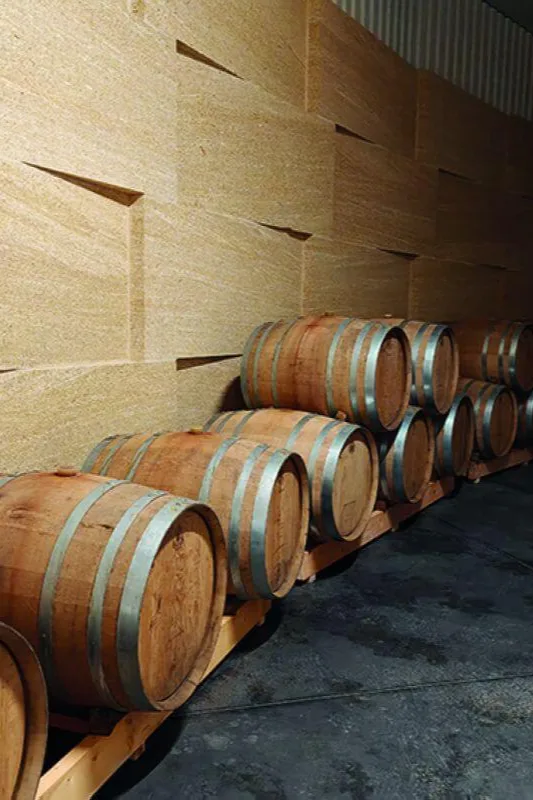 Domaine Nebout - Barriques alignées le long du mur courbe du nouveau chai