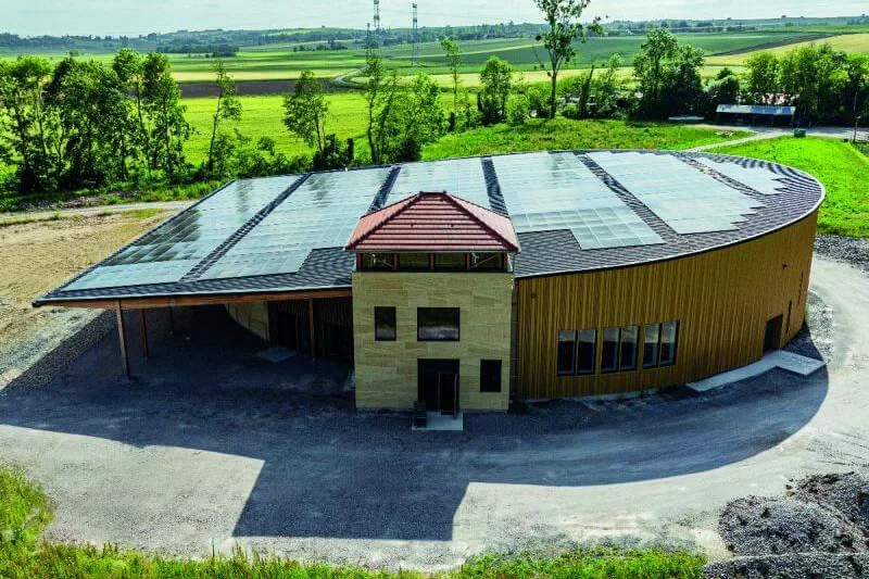 Domaine Nebout - Le chai circulaire à ossature bois-paille et sa toiture solaire