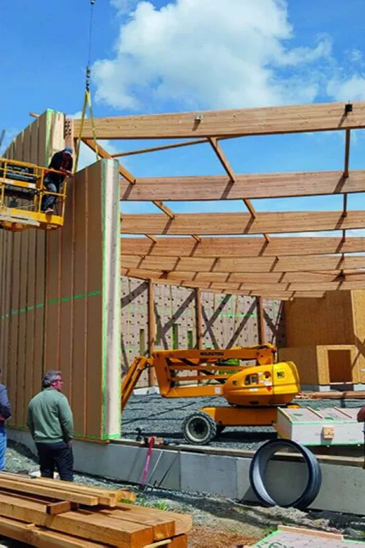 Domaine Nebout - Pose des modules de murs bois-paille pendant le chantier du chai