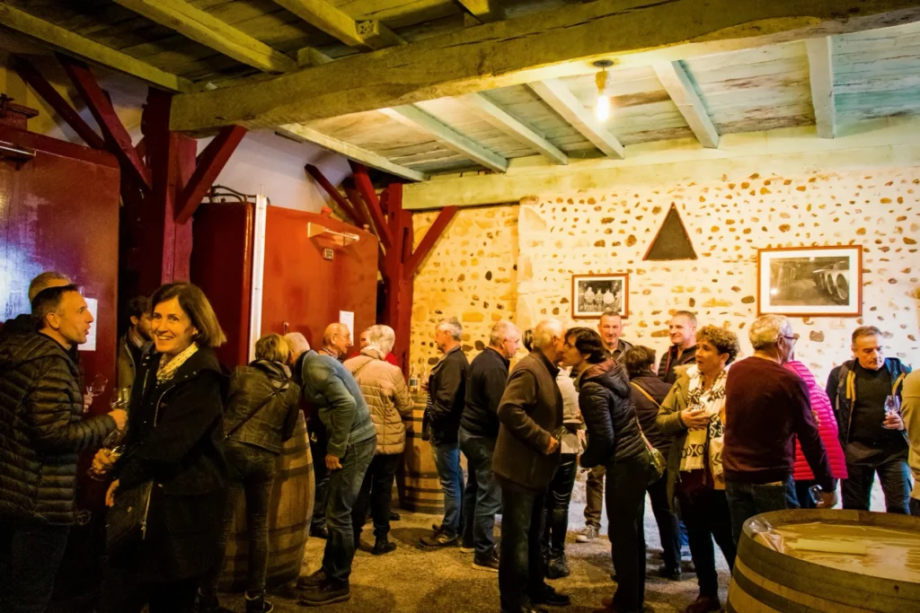 Domaine Nigri - Un groupe de visiteurs réuni dans la salle du chai pour une dégustation