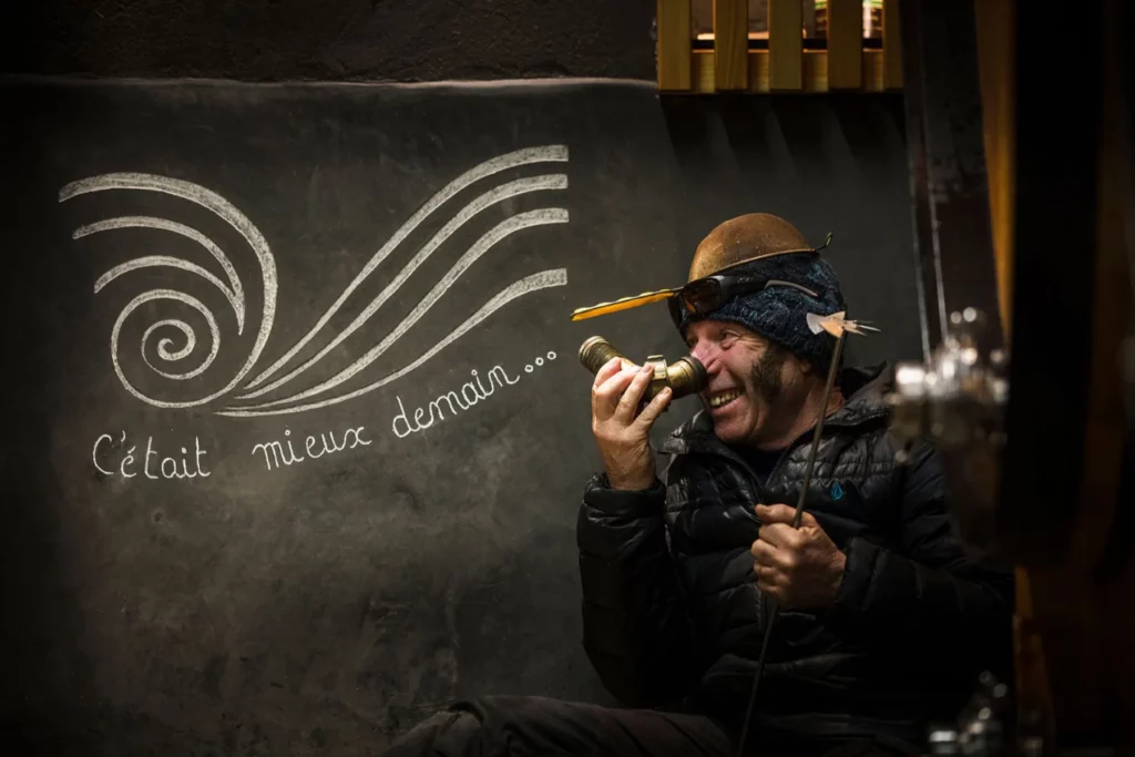 Domaine Pascal, Annick et Noé Quenard - La devise « C’était mieux demain » tracée à la craie sur un mur de la cave