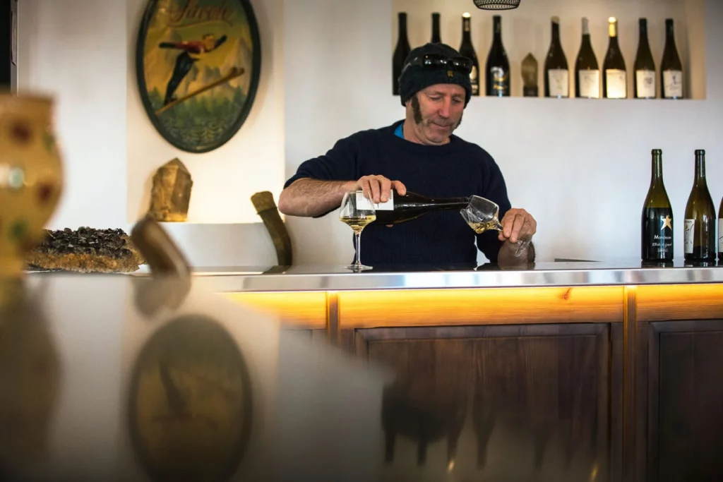 Domaine Pascal, Annick et Noé Quenard - Service d’un vin blanc au comptoir du caveau de dégustation