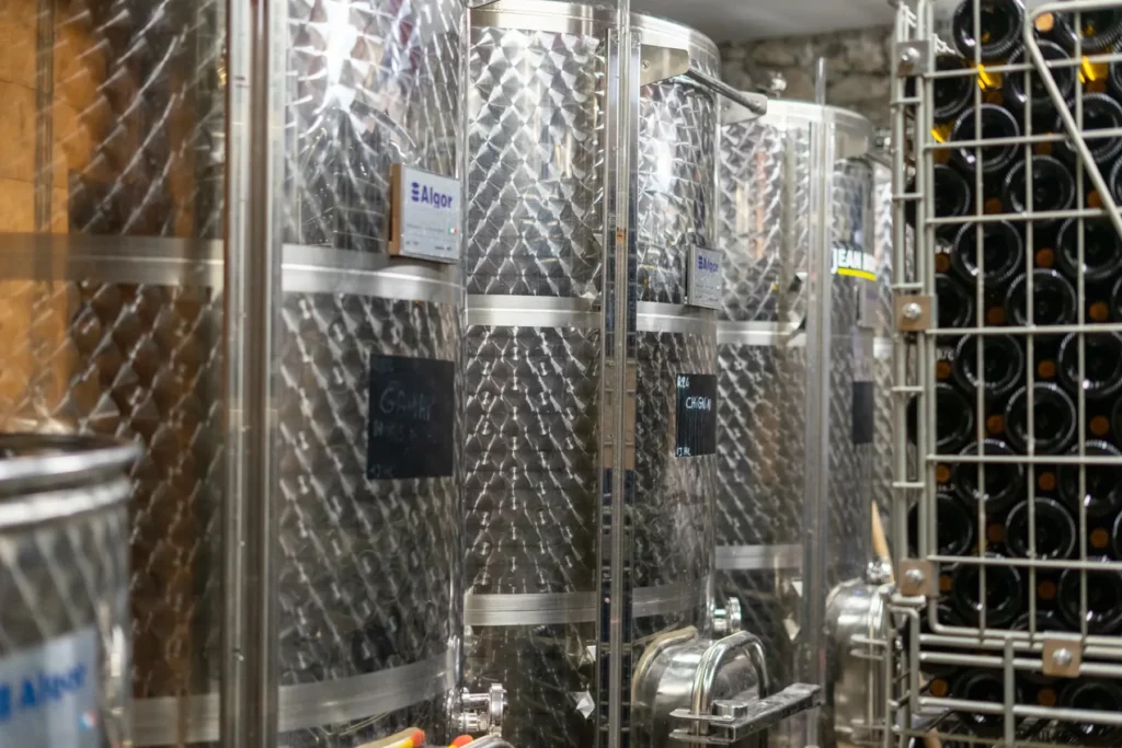 Domaine Paul Gadenne - Cuves inox et casiers de bouteilles dans la cave