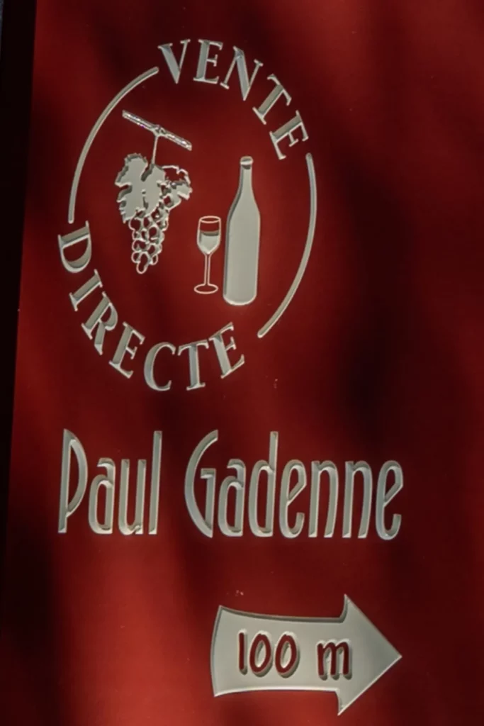 Domaine Paul Gadenne - Panneau rouge de vente directe au nom de Paul Gadenne