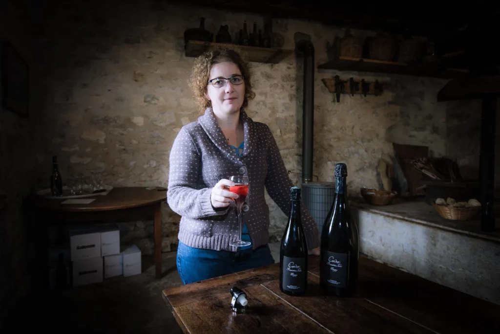 Domaine Renardat-Fache - Dégustation de Cerdon dans le caveau en pierre