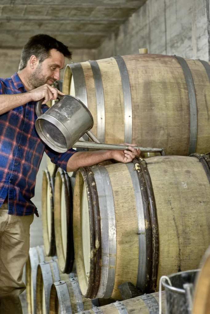 Domaine Romanesca - Ouillage des fûts de chêne au chai