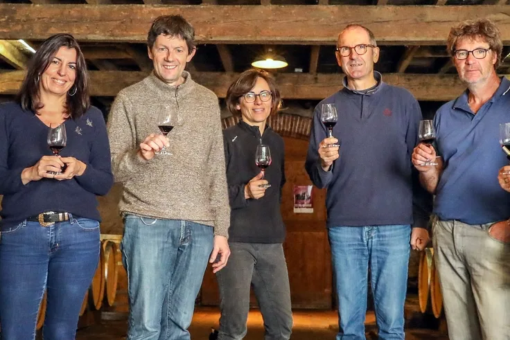 Domaine Rotier - L’équipe du domaine réunie devant les barriques