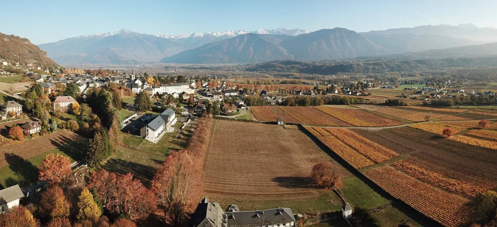 Domaine Saint-Germain - Le clos de Menjoud et ses murs vus du ciel, devant le bourg et la chaîne des Alpes