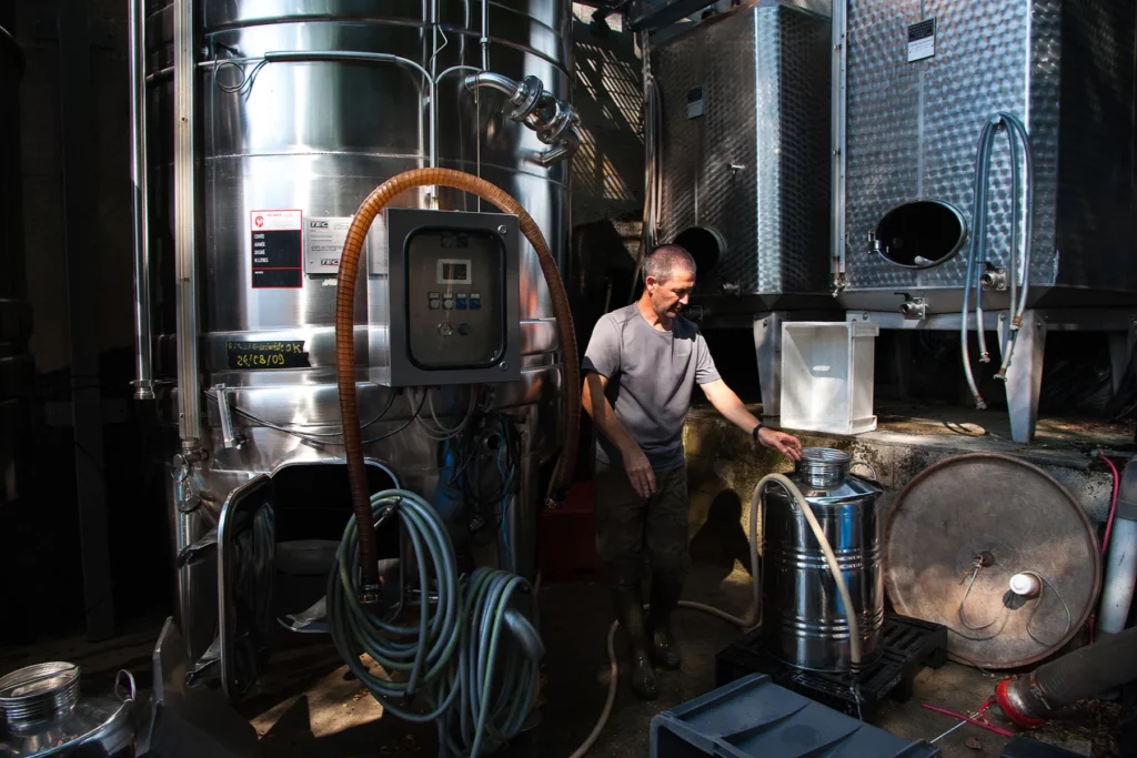 Domaine Saint-Germain - Travaux en cuverie, entre les cuves en inox